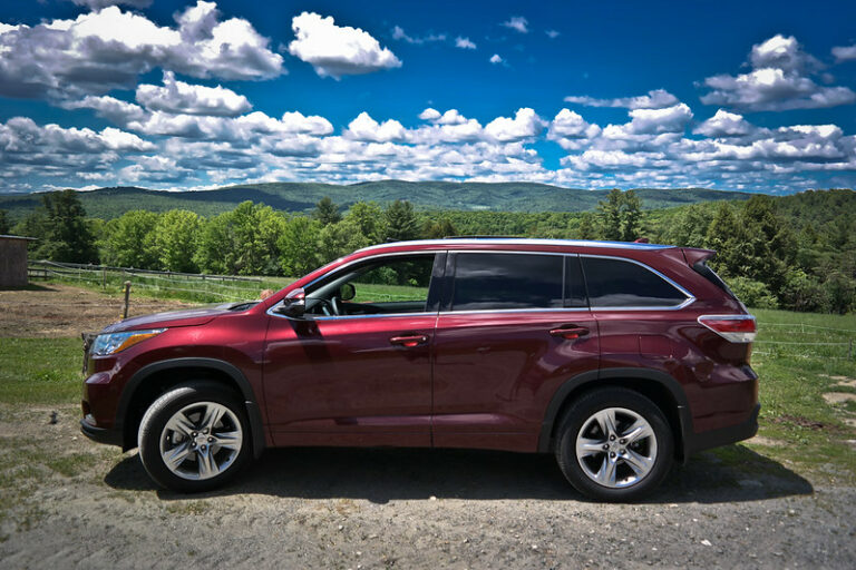 The Best Cargo Carrier For Toyota Highlander (Buyer’s Guide)