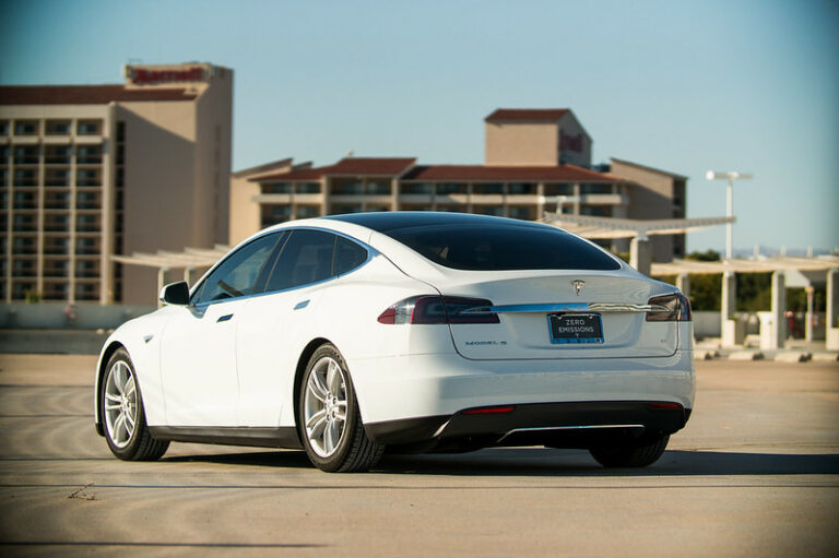The Best Cargo Carrier For Tesla Model S (Buyer’s Guide)